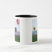 Farbige Heißluftballons schwimmen über Weizen Tasse (Zentrum)