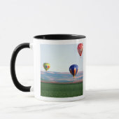 Farbige Heißluftballons schwimmen über Weizen Tasse (Links)