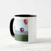 Farbige Heißluftballons schwimmen über Weizen Tasse (Vorderseite Links)