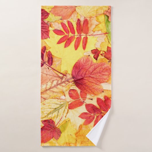 Farbige Herbstblätter. Baumgefallenes Laubmuster. Badehandtuch (Badehandtuch)