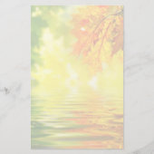 Farbige Herbstblätter, die im Wasser reflektieren Briefpapier (Vorderseite)