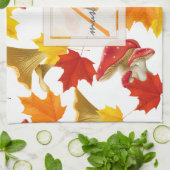 Farbige Herbstblätter und Mushroom-Monogramm Geschirrtuch (Gefaltet)