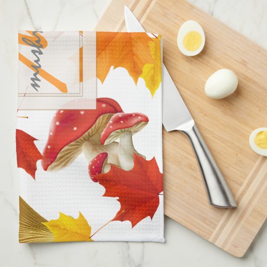 Farbige Herbstblätter und Mushroom-Monogramm Geschirrtuch (Viertel Falte)
