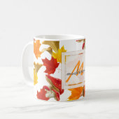 Farbige Herbstblätter und Mushroom-Monogramm Kaffeetasse (Vorderseite Links)