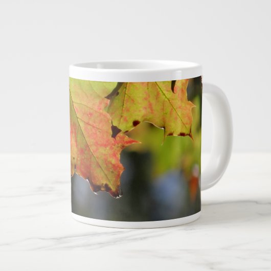 Farbige Herbstlaube Jumbo-Tasse (Vorderseite Rechts)