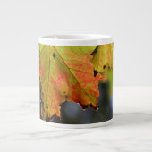 Farbige Herbstlaube Jumbo-Tasse (Vorderseite)