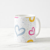 Farbige Herzchen und gesprenkelter Kaffeebecher mi Kaffeetasse (VorderseiteRechts)