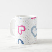 Farbige Herzchen und gesprenkelter Kaffeebecher mi Kaffeetasse (Vorderseite Links)