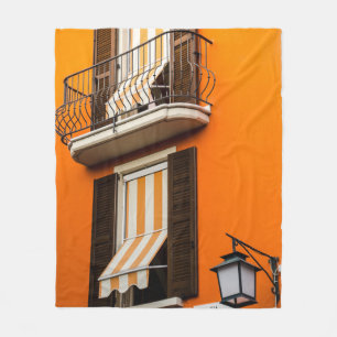 FARBIGE ITALIENISCHE FASSADE UND FENSTER FLEECEDECKE