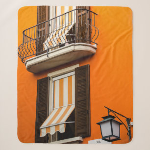 FARBIGE ITALIENISCHE FASSADE UND FENSTER SHERPADECKE