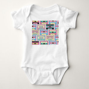 Farbige Kassetten, rosa Hintergrundmuster. Baby Strampler