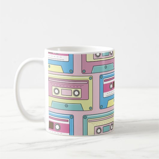 Farbige Kassetten, rosa Hintergrundmuster. Kaffeetasse (Links)