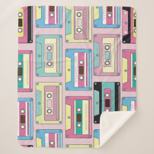 Farbige Kassetten, rosa Hintergrundmuster. Sherpadecke