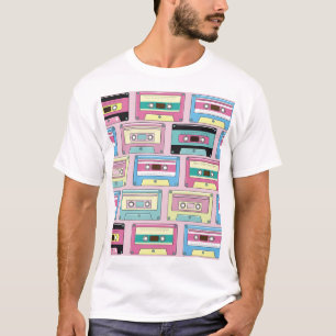 Farbige Kassetten, rosa Hintergrundmuster. T-Shirt