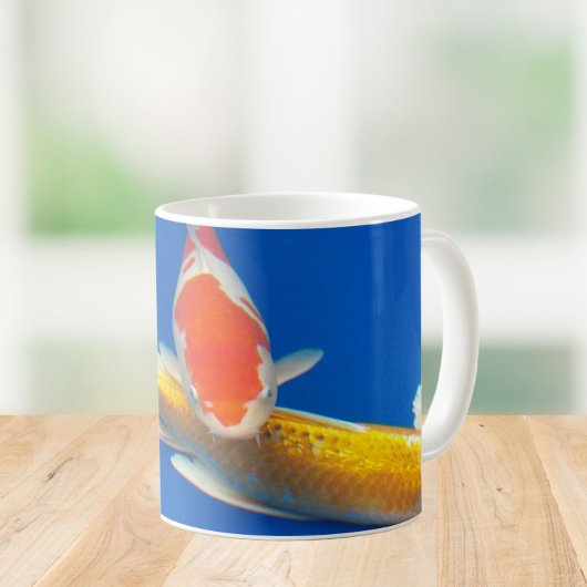 Farbige Koi im blauen Pool Kaffeetasse