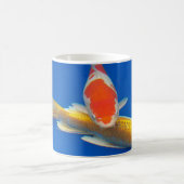 Farbige Koi im blauen Pool Kaffeetasse (Mittel)