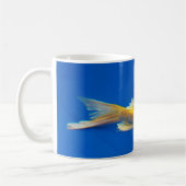 Farbige Koi im blauen Pool Kaffeetasse (Links)