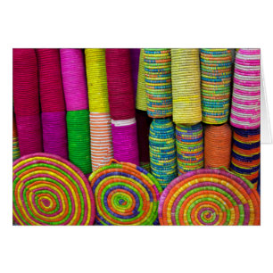 Farbige Körbe am Markt