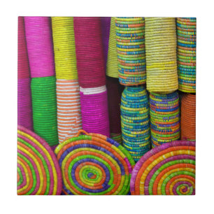 Farbige Körbe am Markt Fliese