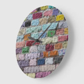 Farbige, lackierte Ziegelwand Textur Große Wanduhr (Winkel)