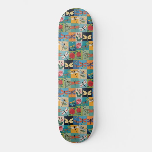 Farbige Libellen und Rosen Patchwork Skateboard (Vorderseite)