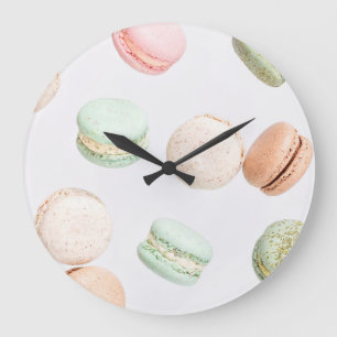 Farbige Macarons: Süßer fallender Muster. Große Wanduhr