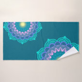 Farbige Mandala auf blauem Hintergrund Badehandtuch (Badehandtuch)