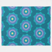 Farbige Mandala auf blauem Hintergrund Fleecedecke (Vorderseite (Horizontal))
