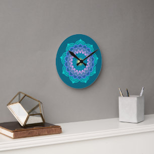Farbige Mandala auf blauem Hintergrund Runde Wanduhr