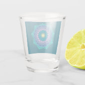 Farbige Mandala auf blauem Hintergrund Schnapsglas (Rückseite)
