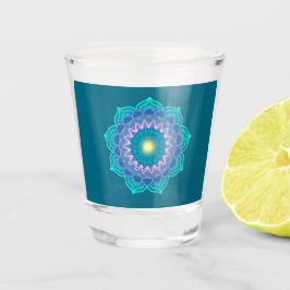 Farbige Mandala auf blauem Hintergrund Schnapsglas