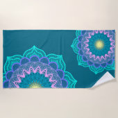 Farbige Mandala auf blauem Hintergrund Strandtuch (Vorderseite)