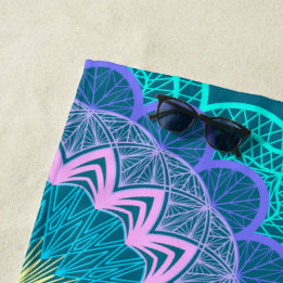 Farbige Mandala auf blauem Hintergrund Strandtuch