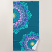 Farbige Mandala auf blauem Hintergrund Strandtuch (Vorderseite)