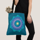 Farbige Mandala auf blauem Hintergrund Tasche (Von Nahem)