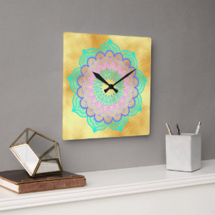 Farbige Mandala auf sanftem goldenen Hintergrund Quadratische Wanduhr