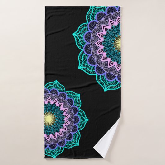 Farbige Mandala auf schwarzem Hintergrund Badehandtuch (Badehandtuch)