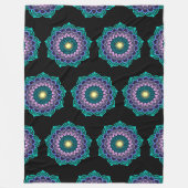 Farbige Mandala auf schwarzem Hintergrund Fleecedecke (Vorderseite)