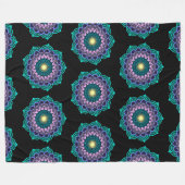 Farbige Mandala auf schwarzem Hintergrund Fleecedecke (Vorderseite (Horizontal))