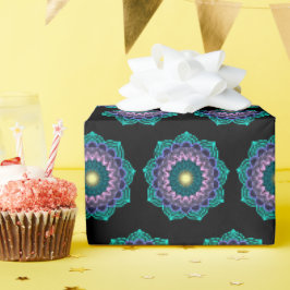 Farbige Mandala auf schwarzem Hintergrund Geschenkpapier