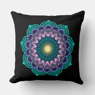 Farbige Mandala auf schwarzem Hintergrund Kissen