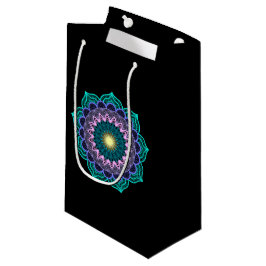 Farbige Mandala auf schwarzem Hintergrund Kleine Geschenktüte