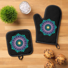 Farbige Mandala auf schwarzem Hintergrund Ofenhandschuh & Topflappen-Set