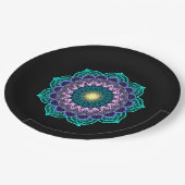 Farbige Mandala auf schwarzem Hintergrund Pappteller (Schrägansicht)