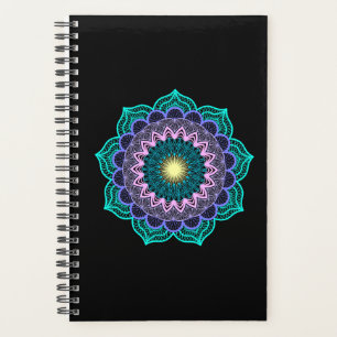 Farbige Mandala auf schwarzem Hintergrund Planer
