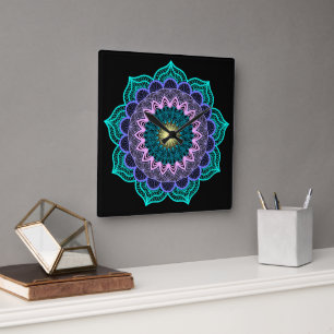 Farbige Mandala auf schwarzem Hintergrund Quadratische Wanduhr
