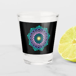 Farbige Mandala auf schwarzem Hintergrund Schnapsglas