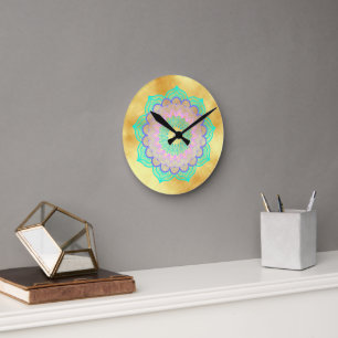 Farbige Mandala auf weichem goldfarbenem Hintergru Runde Wanduhr