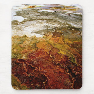 FARBIGE MINERALABLAGERUNGEN IN EINEM THERMALBECKEN MOUSEPAD