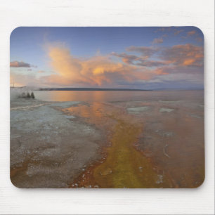 Farbige Mineraleinlagerungen treten aus Black Pool Mousepad